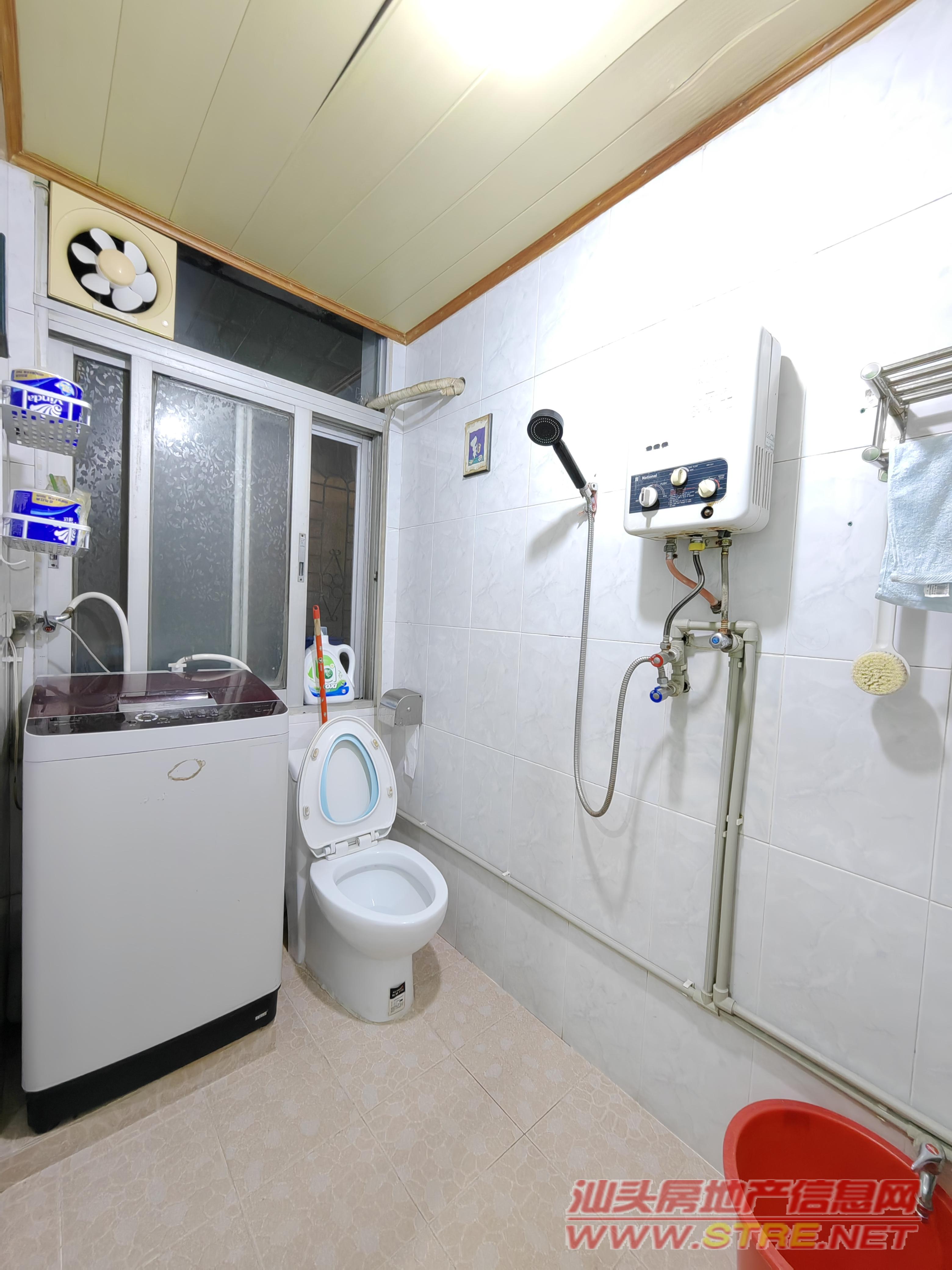 出售   红领巾路   面积 80.73㎡   价格 46.8万元/套

二楼平台，再上2层，室内装修保养很好，整洁，南北对流，正规2房2厅，有阳台，临红领巾路，出入方便,过名各付，欢迎来电现场约看，详细情况联系：131.134.98.531
