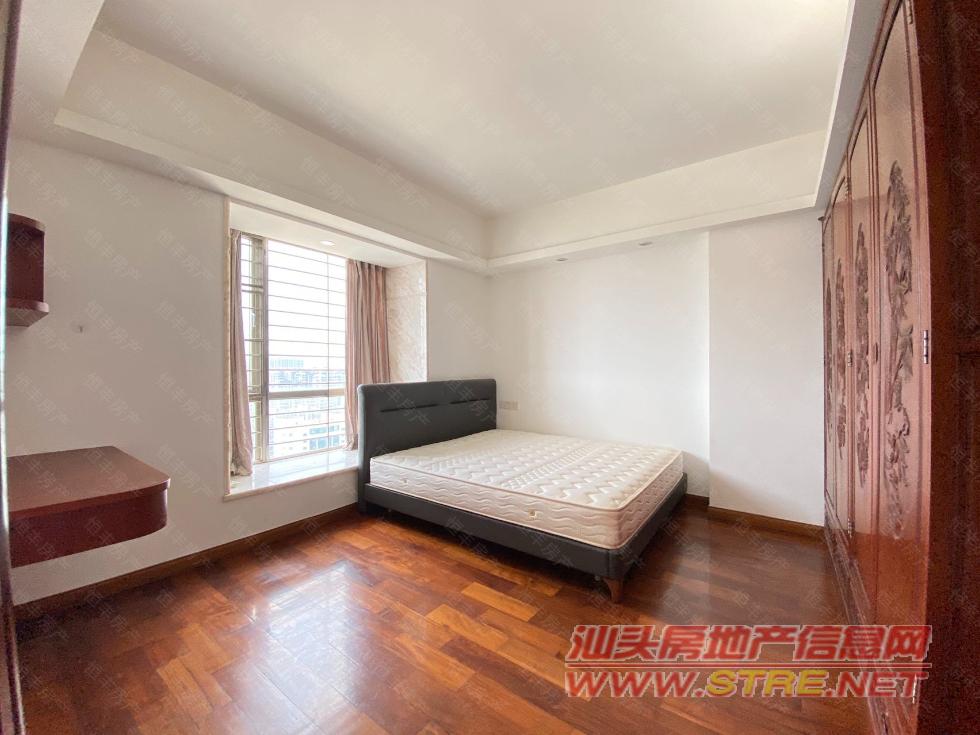 出售   星湖豪景 诚售   面积 151.85㎡   价格 11600元/㎡

小区路，中式装修，室内装修清点，保养新新，送全套高档家具家电,花园小区，过名各付，欢迎来电现场约看，详细情况联系：131.134.98.531