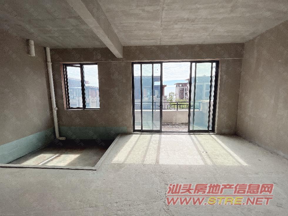 出售   中海黄金海岸三期   面积 175㎡   价格 380万元/套

端头双拼别墅，可望海景，楼面三楼，地下室一层,花园小区，过名各付，欢迎来电现场约看，详细情况联系：131.134.98.531